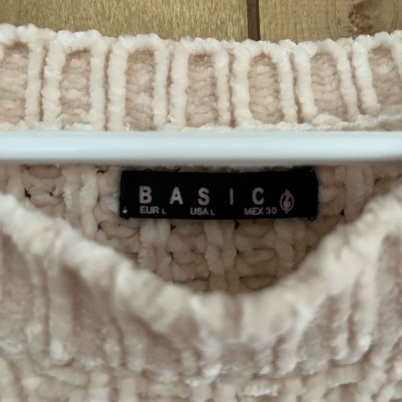 BASIC || Cream colored SOFT gorgeous Woman’s Sweater Knit - Picture 4 of 5
